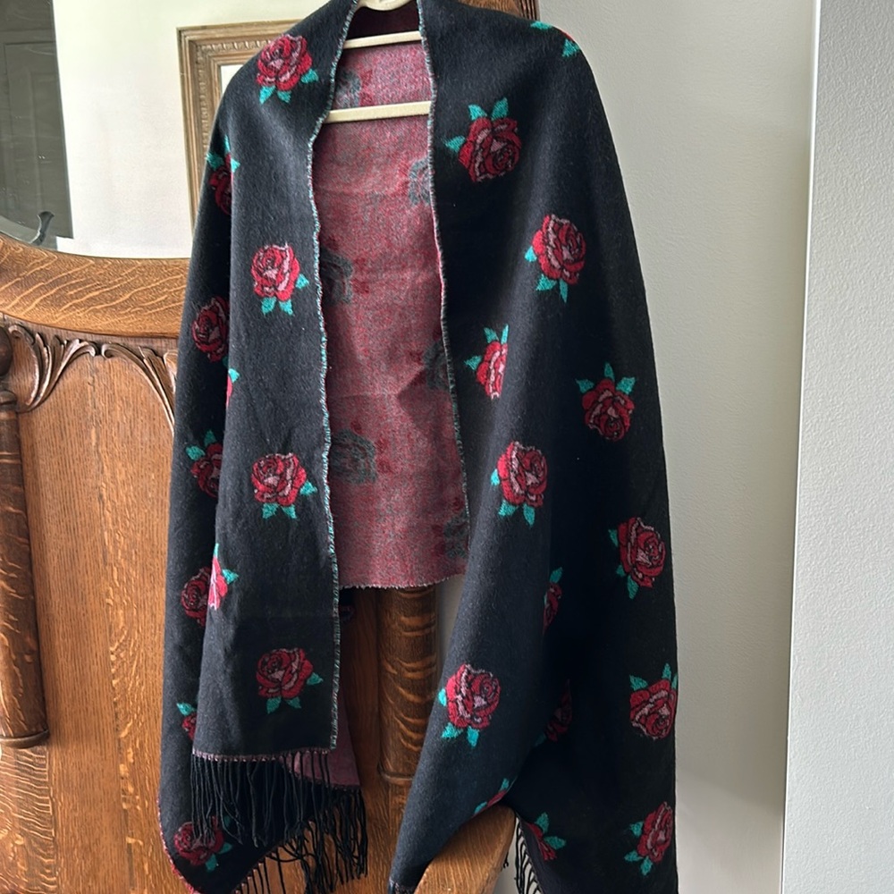 H&M divided shawl. Roses. Like new